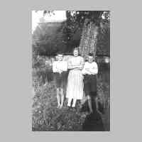 028-0037 Die Geschwister Schubert im Obstgarten 1937. Von links Albert, Hildegard und Heinz. Im Hintergrund das Insthaus von Kurt Neumann..jpg